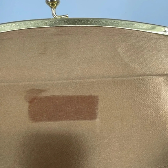 Vintage brocade clasp clutch. Ivory and gold stitching - Picture 5 of 6